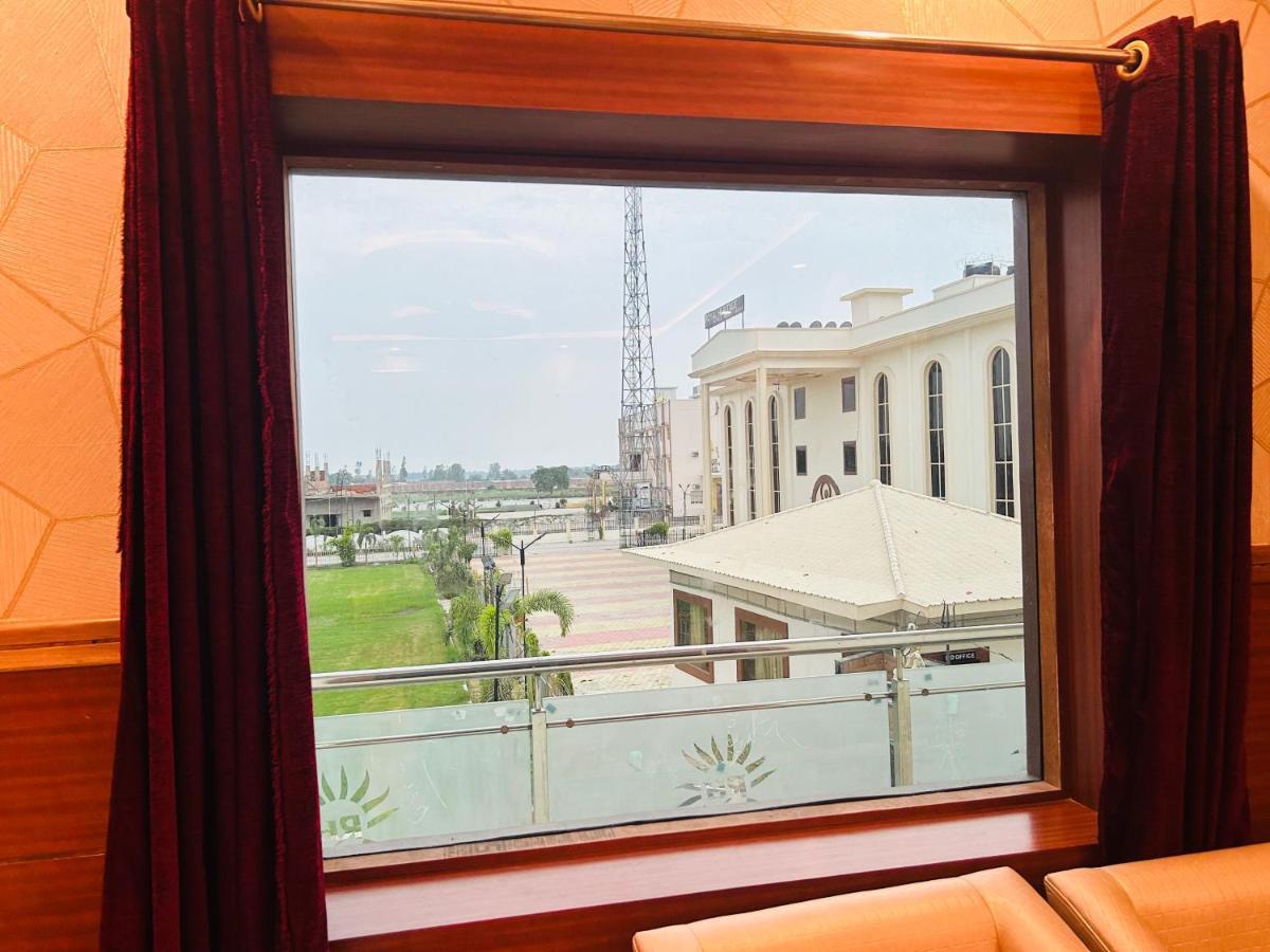 Royal Heritage Hotel & Resort Ayodhya Kültér fotó